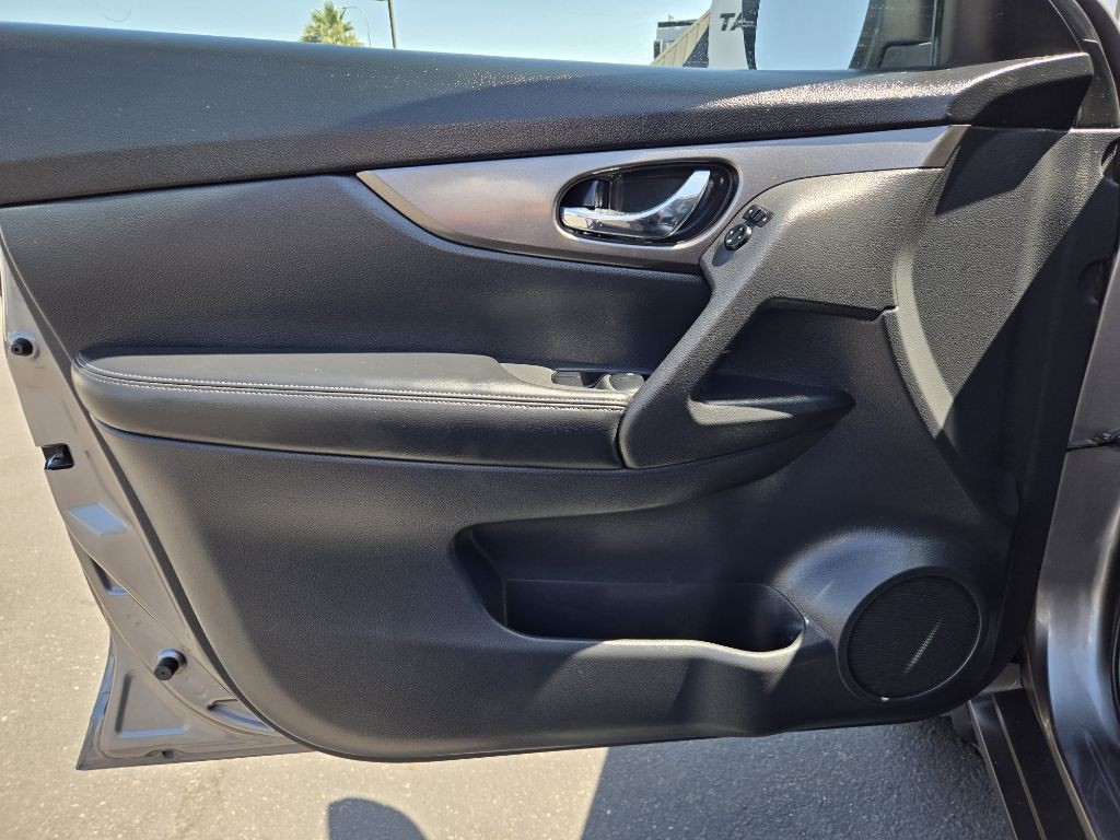 2016 Nissan Rogue Image 9