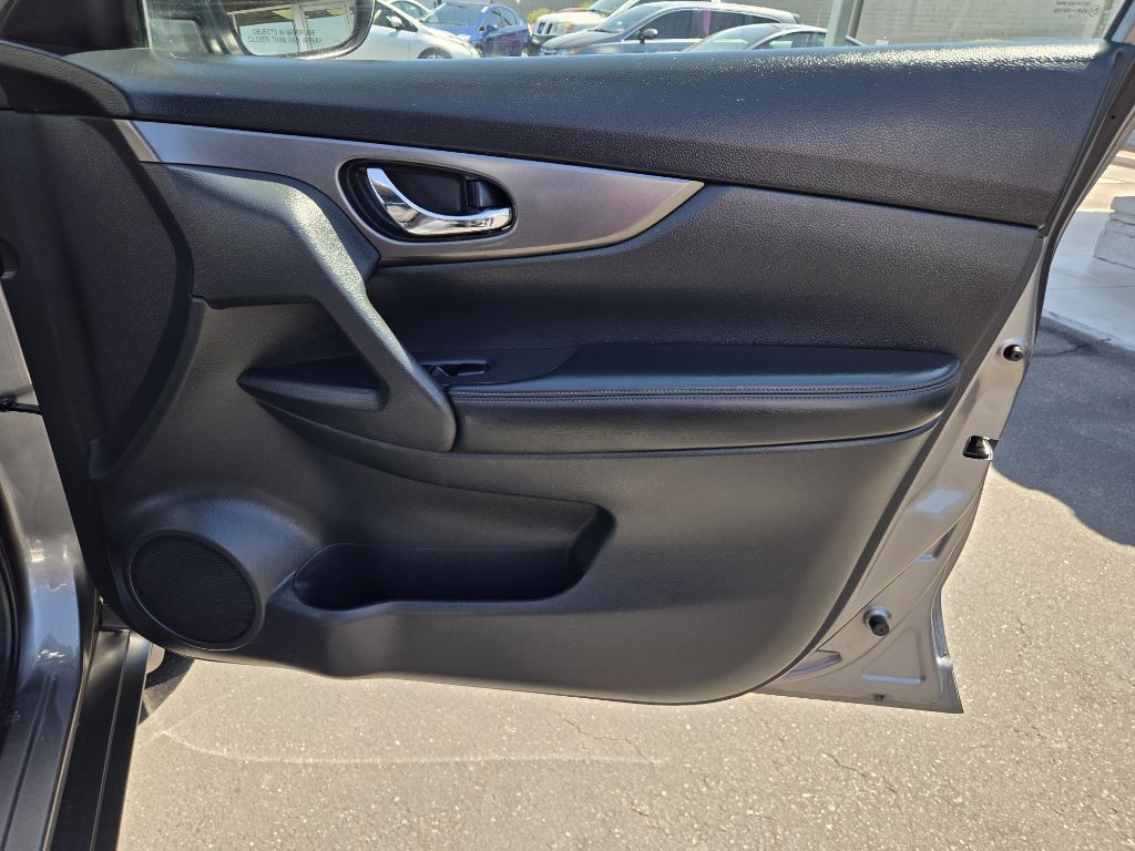 2016 Nissan Rogue Image 16