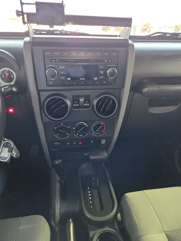2010 Jeep Wrangler Image 21