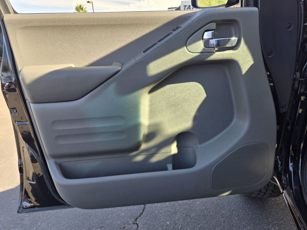 2015 Nissan Frontier Image 10