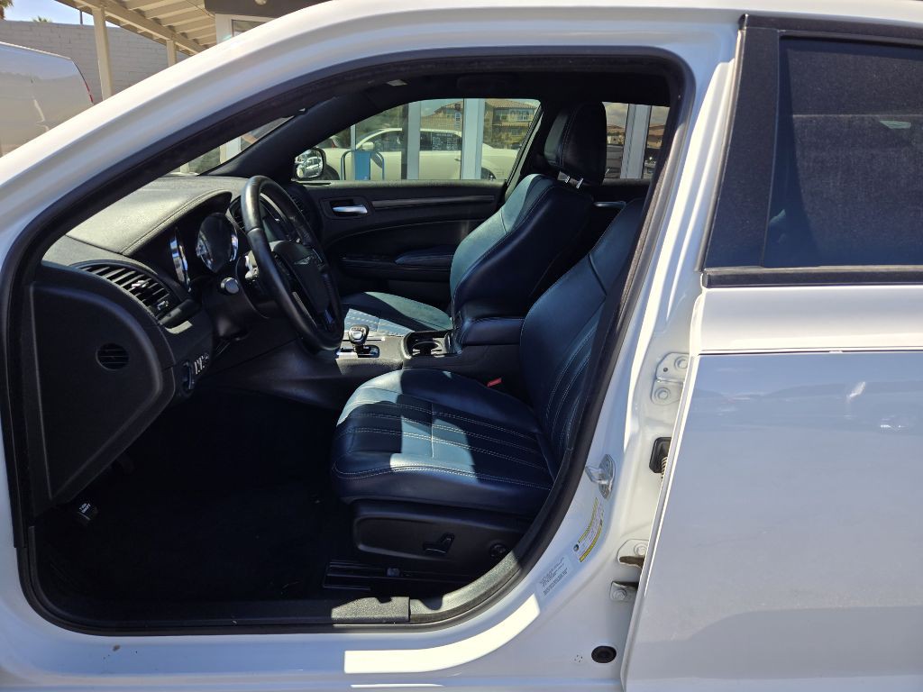 2014 Chrysler 300 Image 9