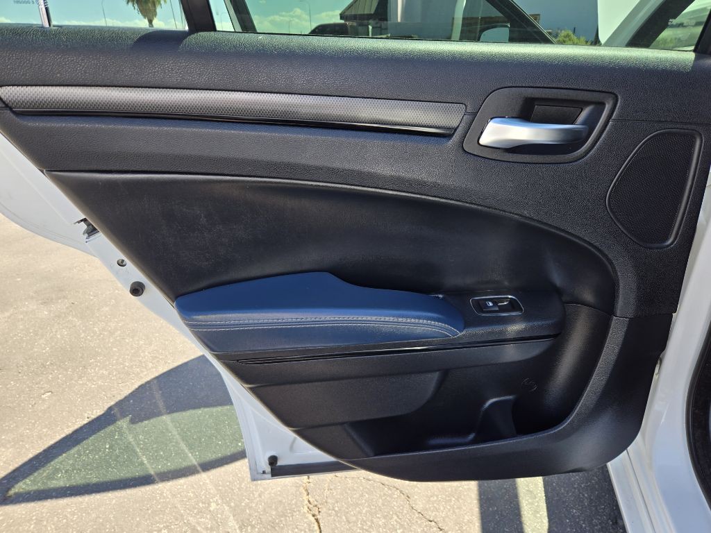 2014 Chrysler 300 Image 12
