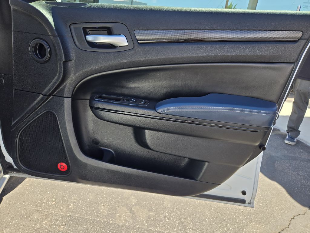 2014 Chrysler 300 Image 16