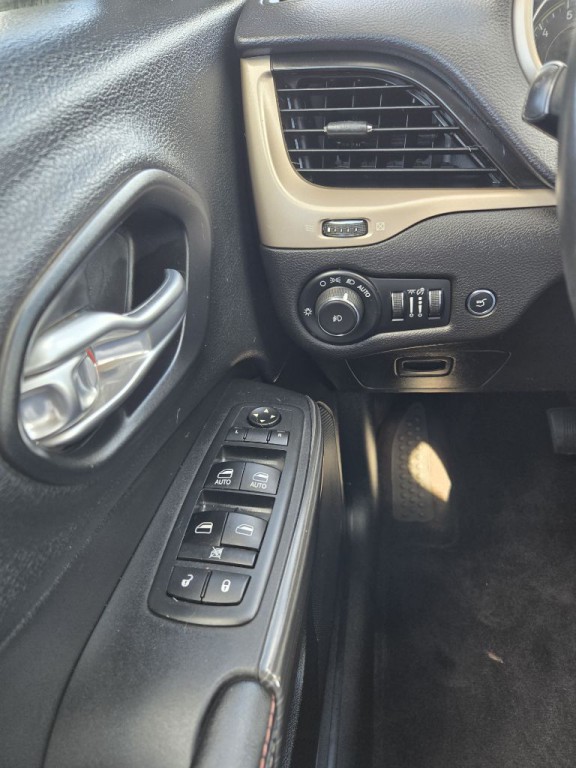 2017 Jeep Cherokee Image 25