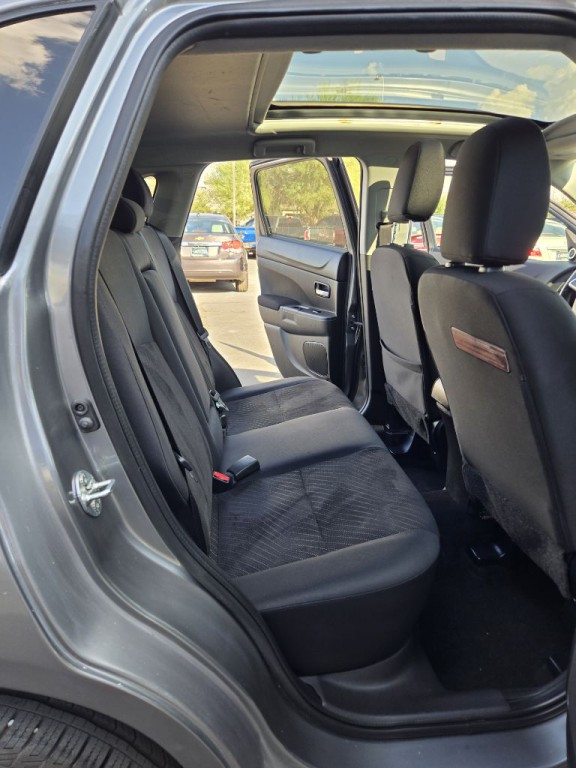 2014 Mitsubishi Outlander Image 18