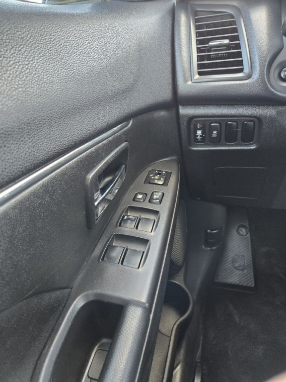 2014 Mitsubishi Outlander Image 25