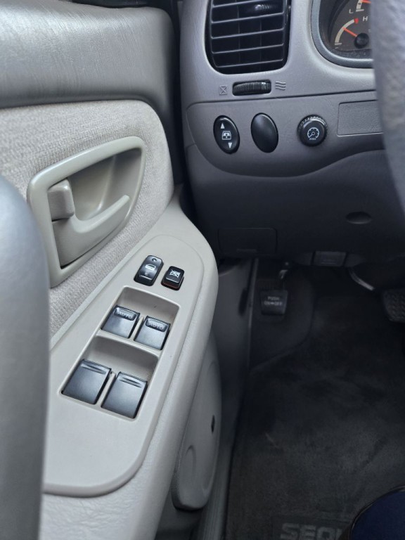 2003 Toyota Sequoia Image 23