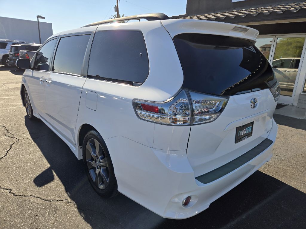2016 Toyota Sienna Image 3
