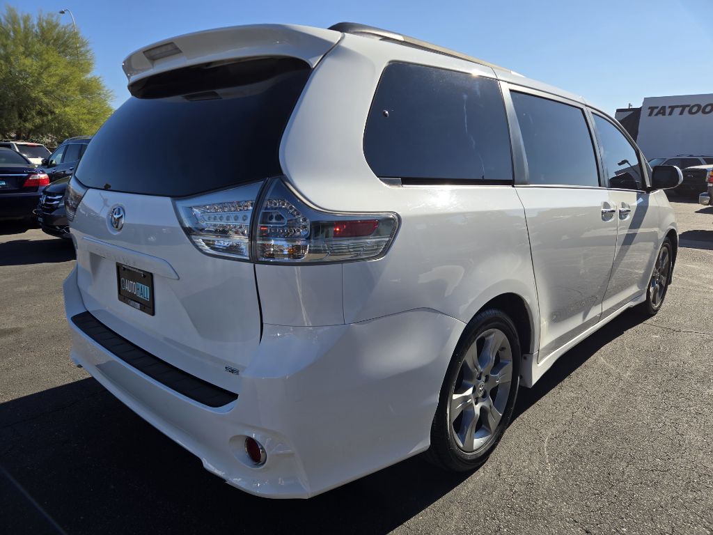 2016 Toyota Sienna Image 5