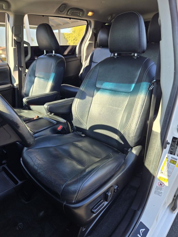 2016 Toyota Sienna Image 8