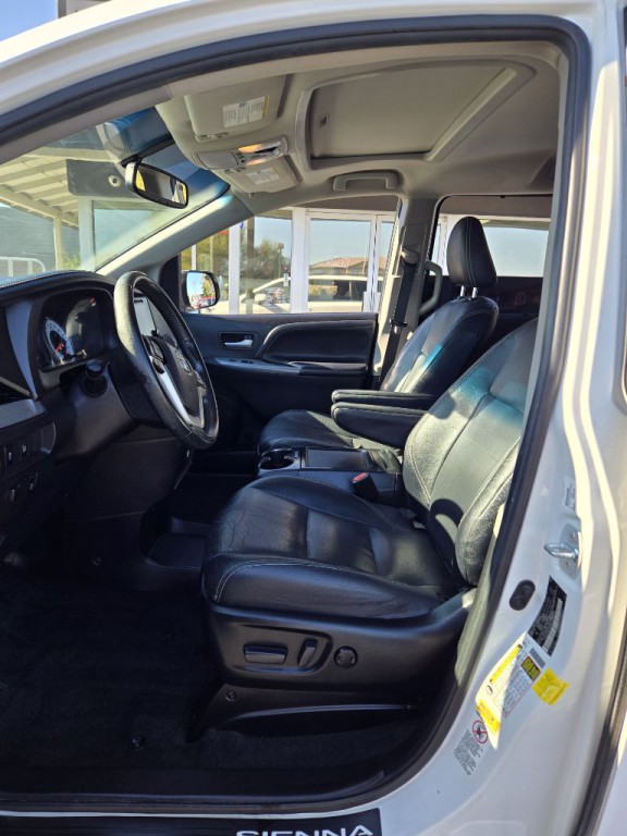 2016 Toyota Sienna Image 9
