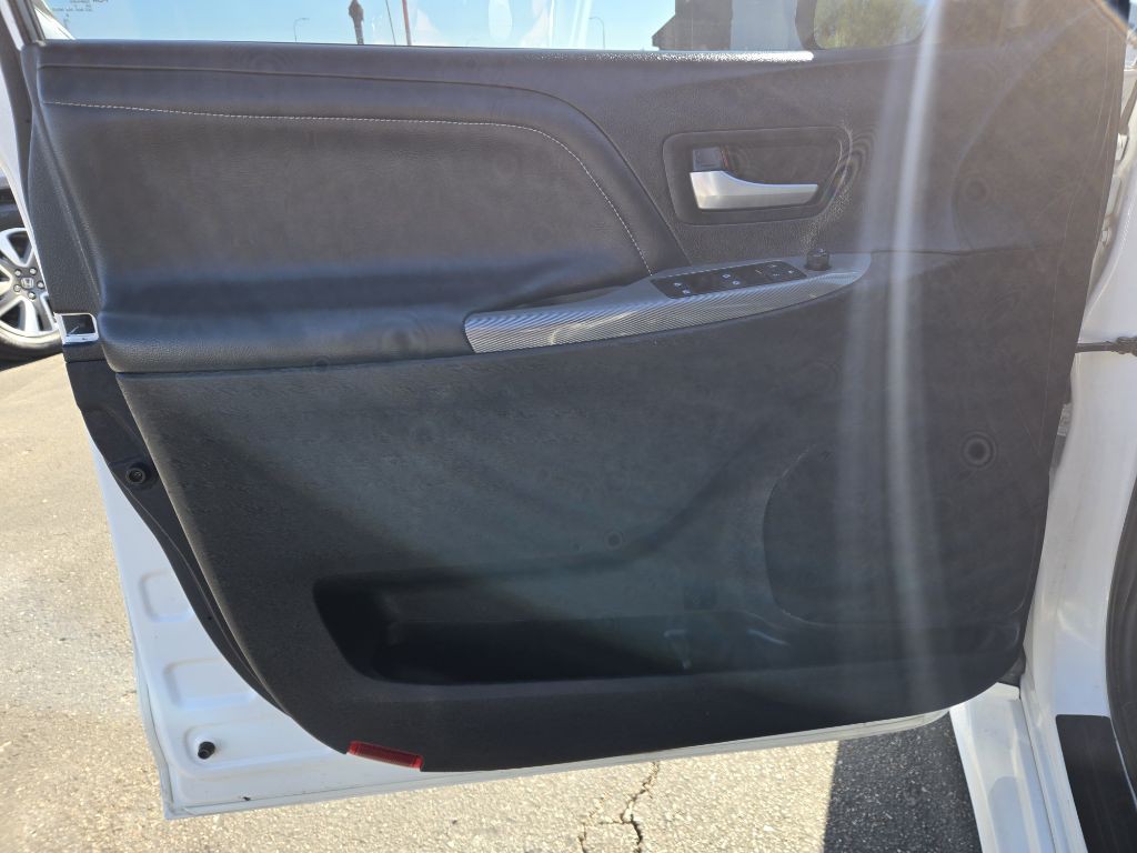 2016 Toyota Sienna Image 10