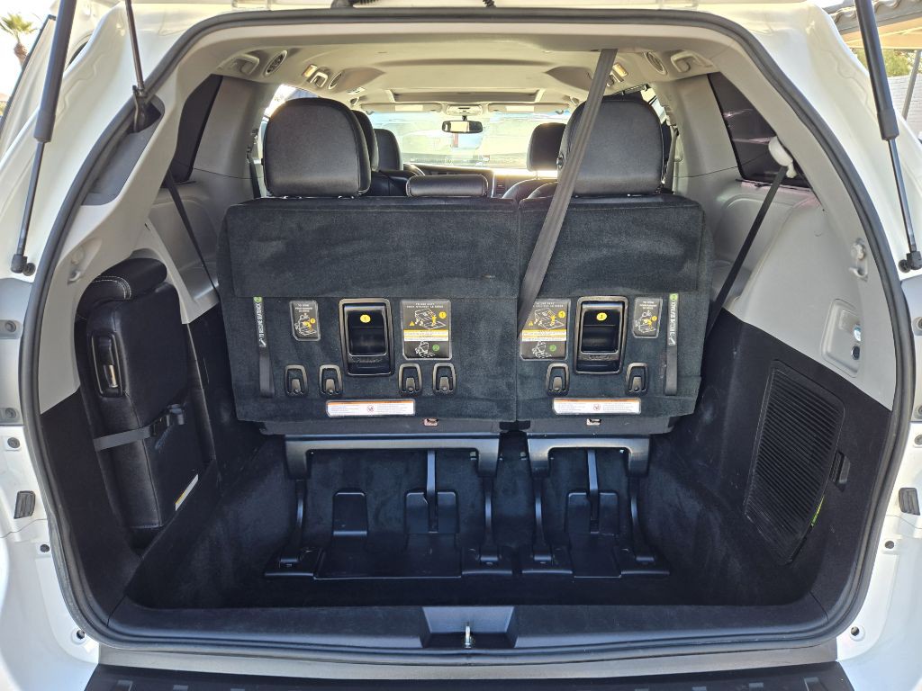 2016 Toyota Sienna Image 13