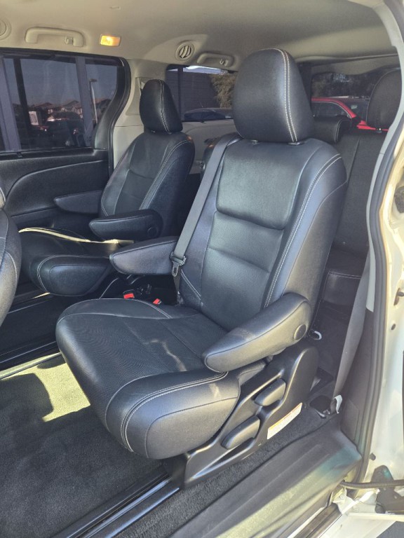 2016 Toyota Sienna Image 14