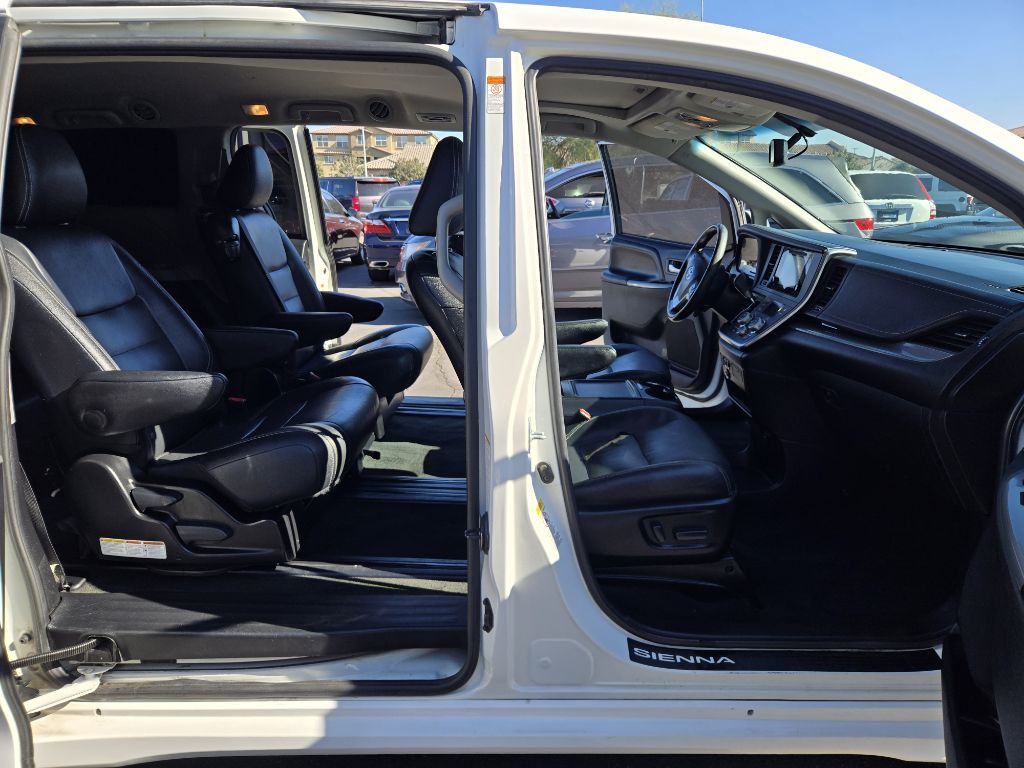 2016 Toyota Sienna Image 15
