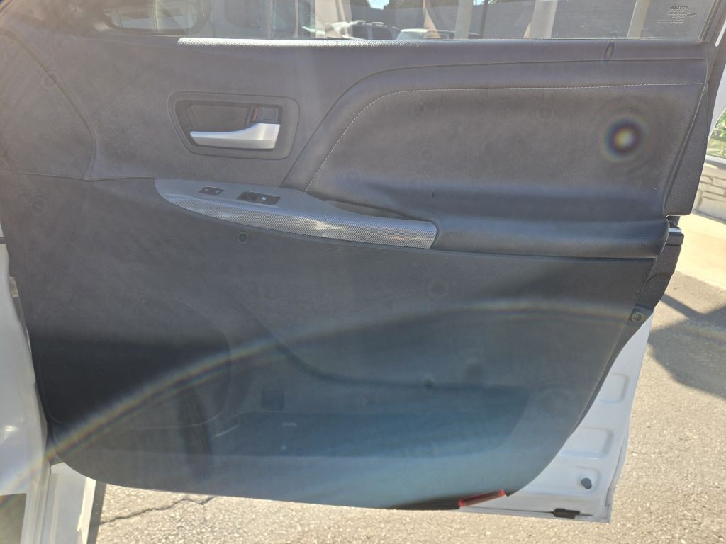 2016 Toyota Sienna Image 17