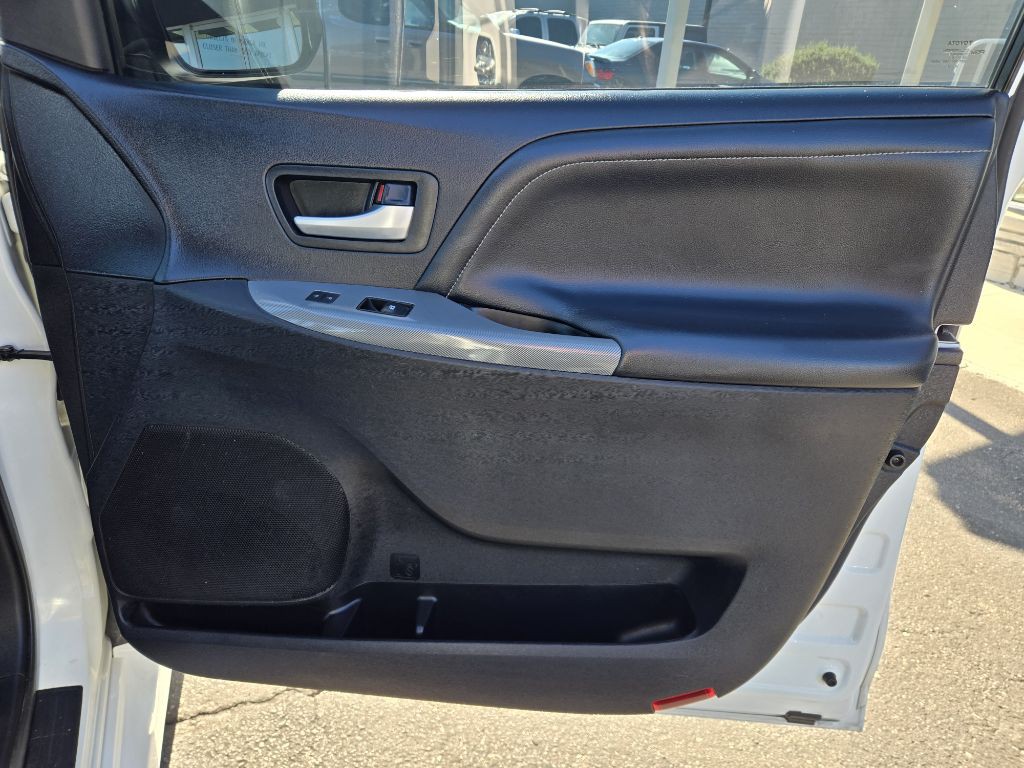 2016 Toyota Sienna Image 18