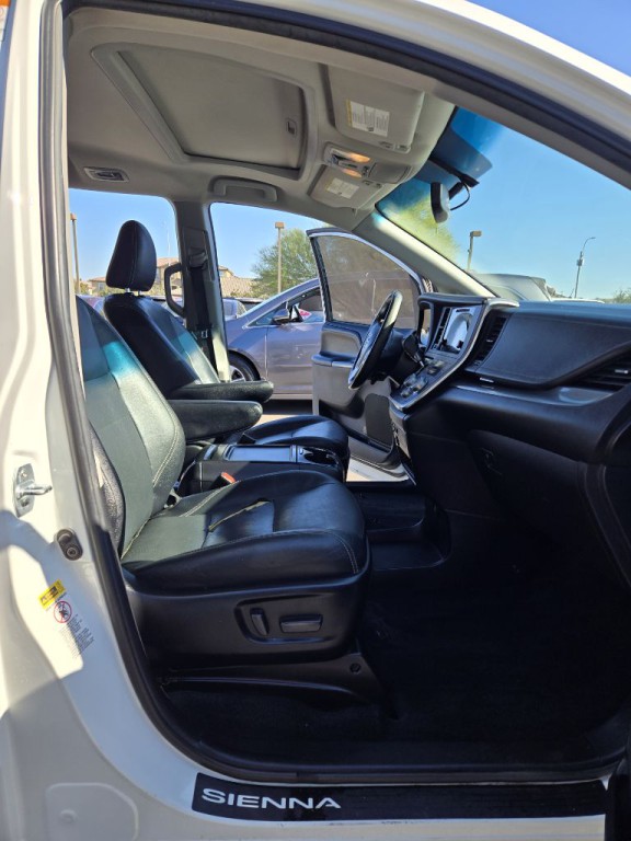 2016 Toyota Sienna Image 19