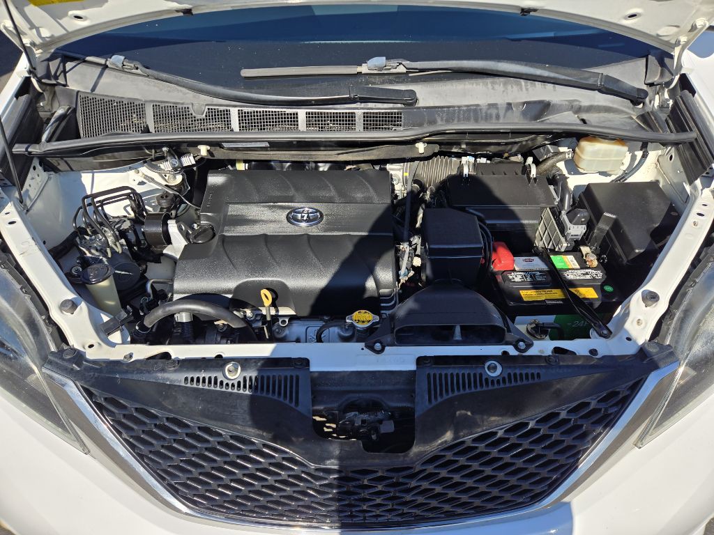 2016 Toyota Sienna Image 20