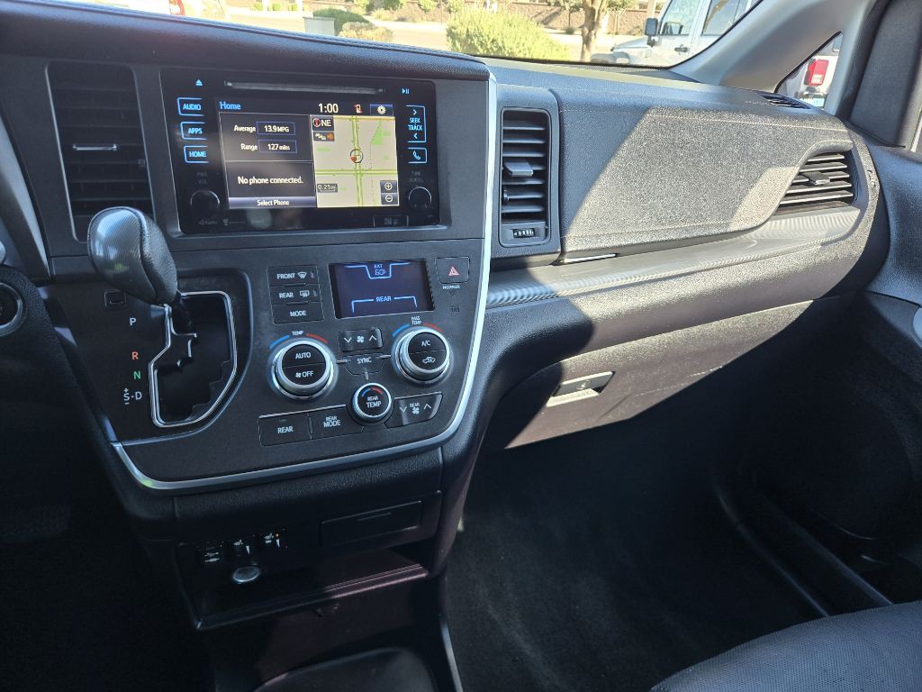 2016 Toyota Sienna Image 22