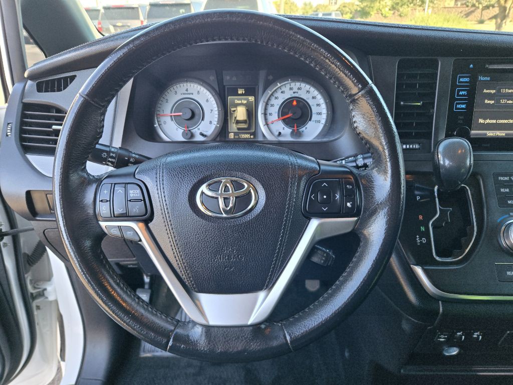 2016 Toyota Sienna Image 24