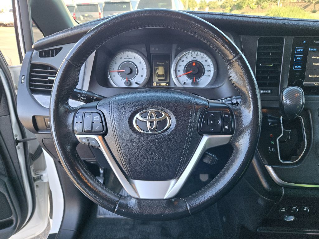 2016 Toyota Sienna Image 26