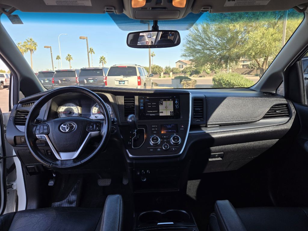 2016 Toyota Sienna Image 28