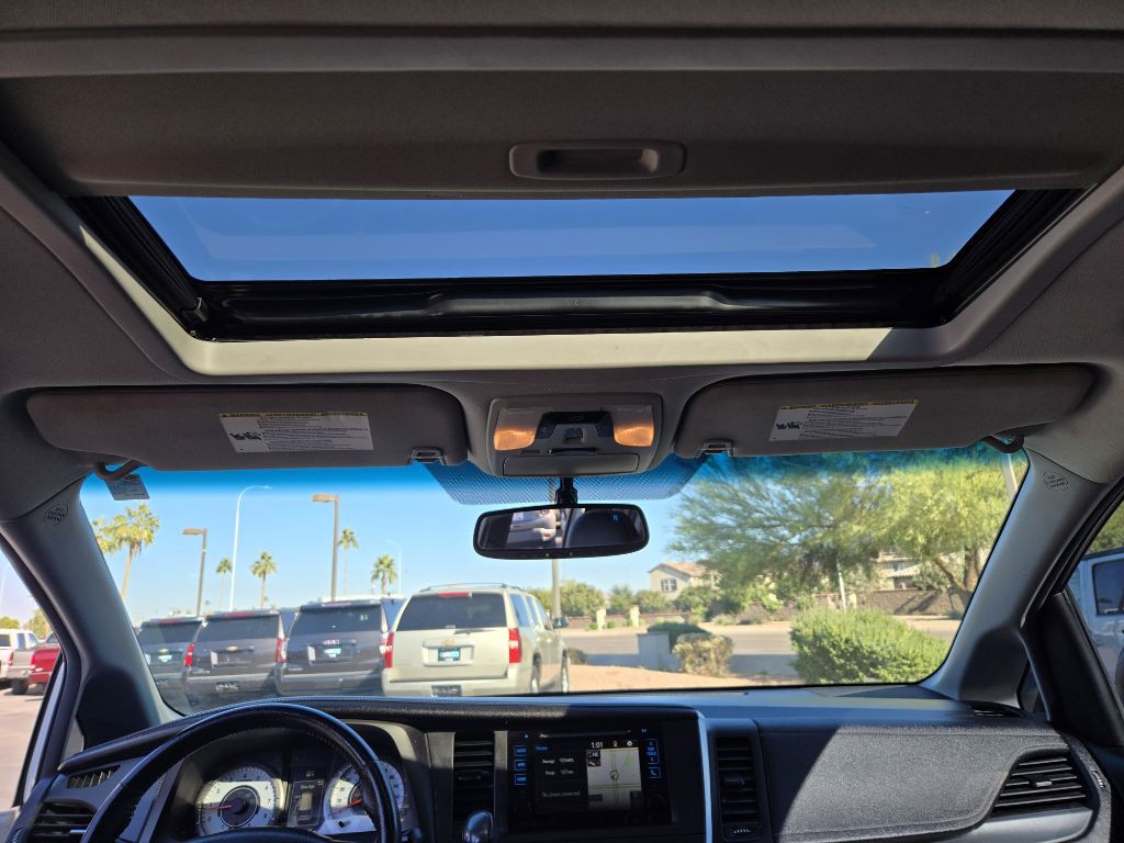 2016 Toyota Sienna Image 29