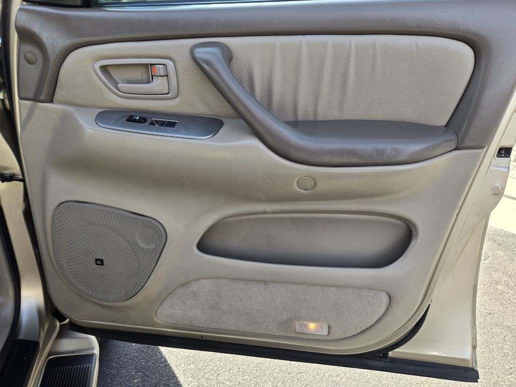 2005 Toyota Sequoia Image 18