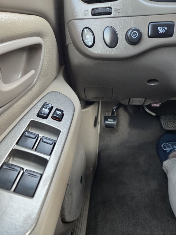 2005 Toyota Sequoia Image 21