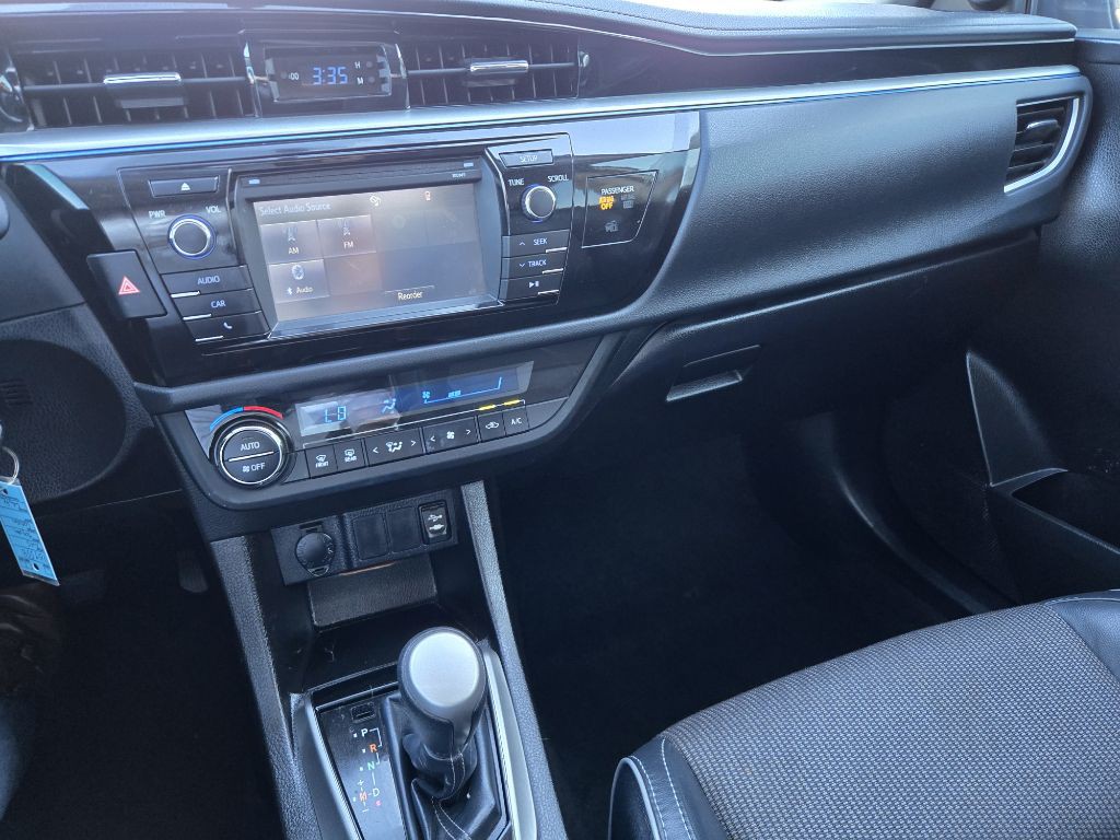 2015 Toyota Corolla Image 18
