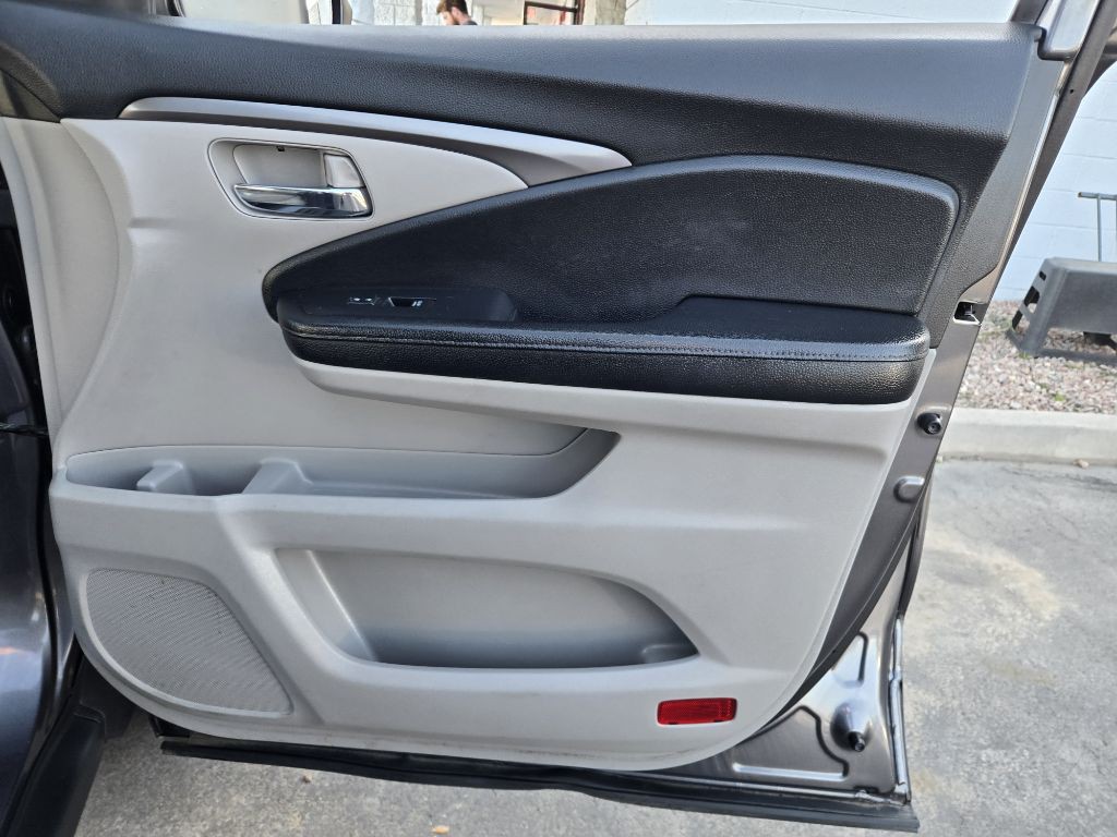 2017 Honda Ridgeline Image 16