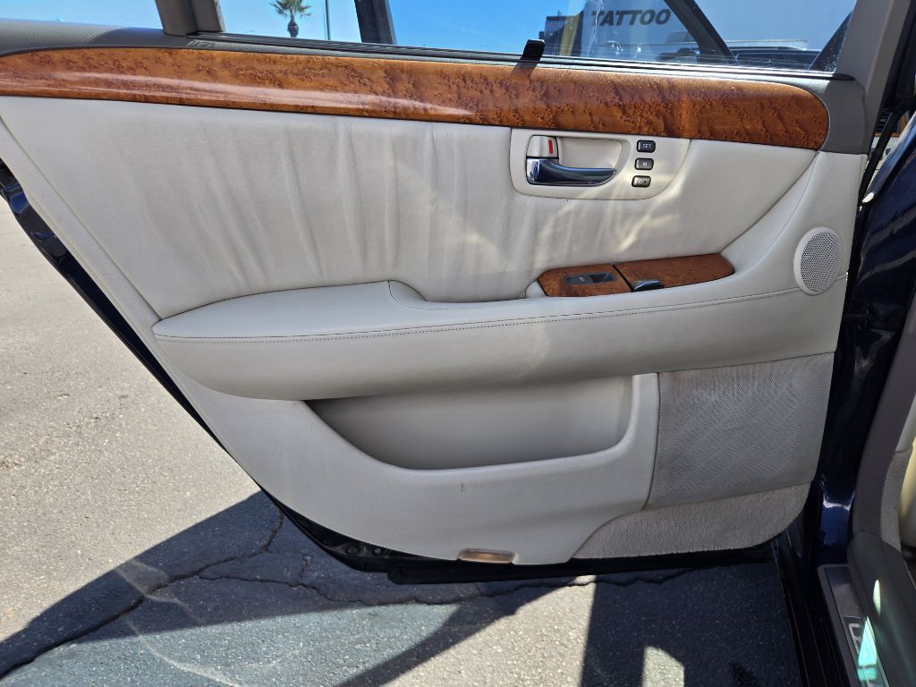 2004 Lexus LS Image 10