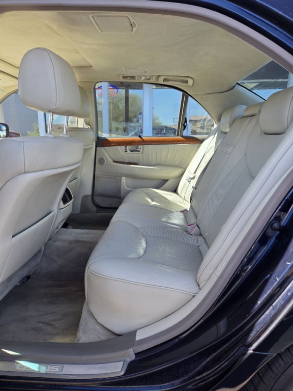 2004 Lexus LS Image 11