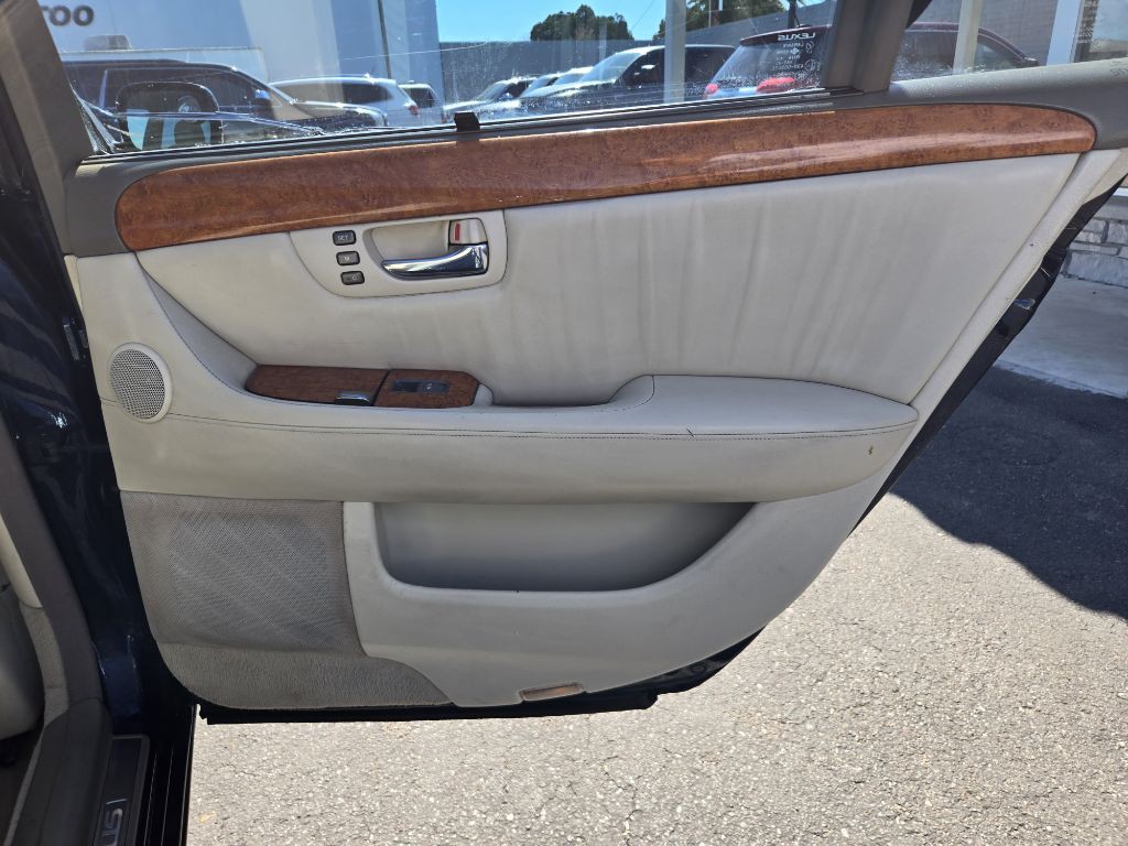 2004 Lexus LS Image 18