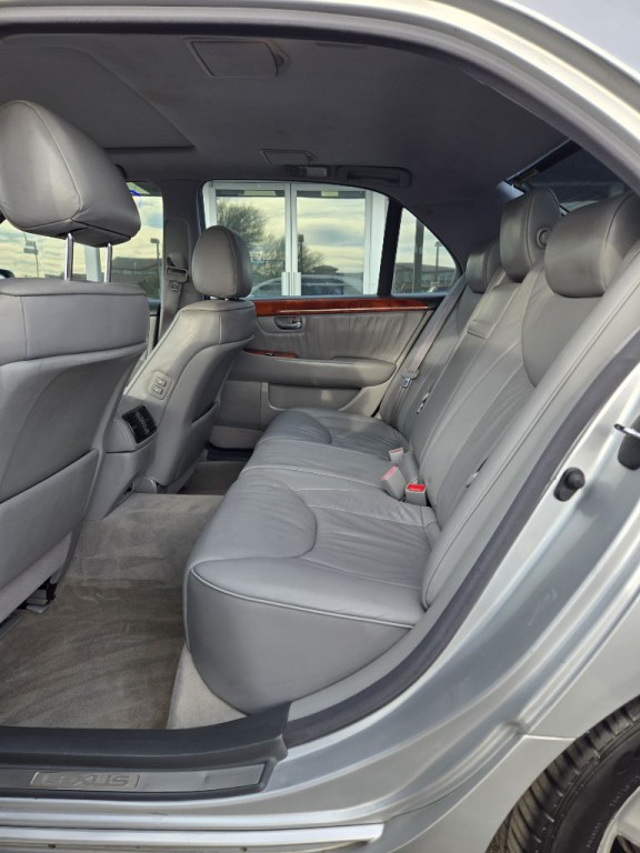 2005 Lexus LS Image 12