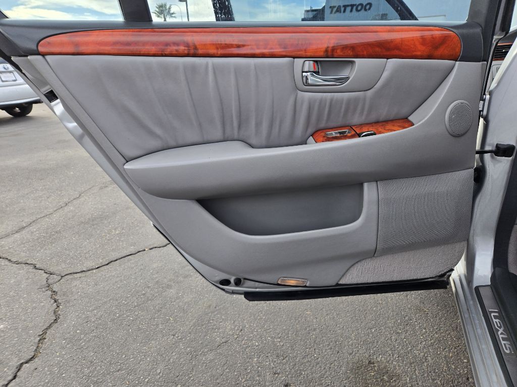 2005 Lexus LS Image 13