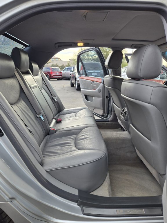 2005 Lexus LS Image 14