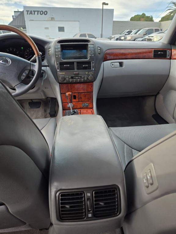 2005 Lexus LS Image 16