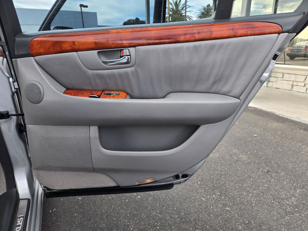 2005 Lexus LS Image 18