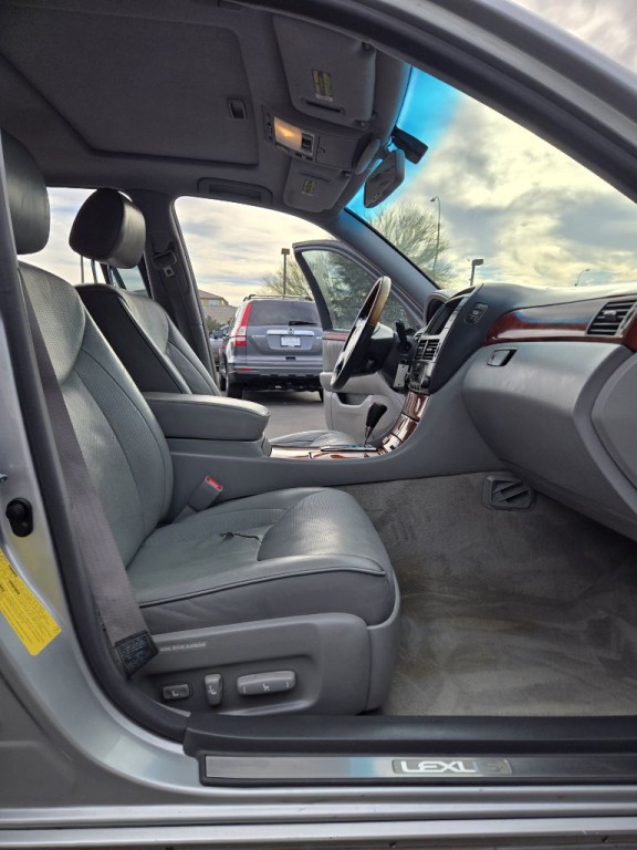 2005 Lexus LS Image 19