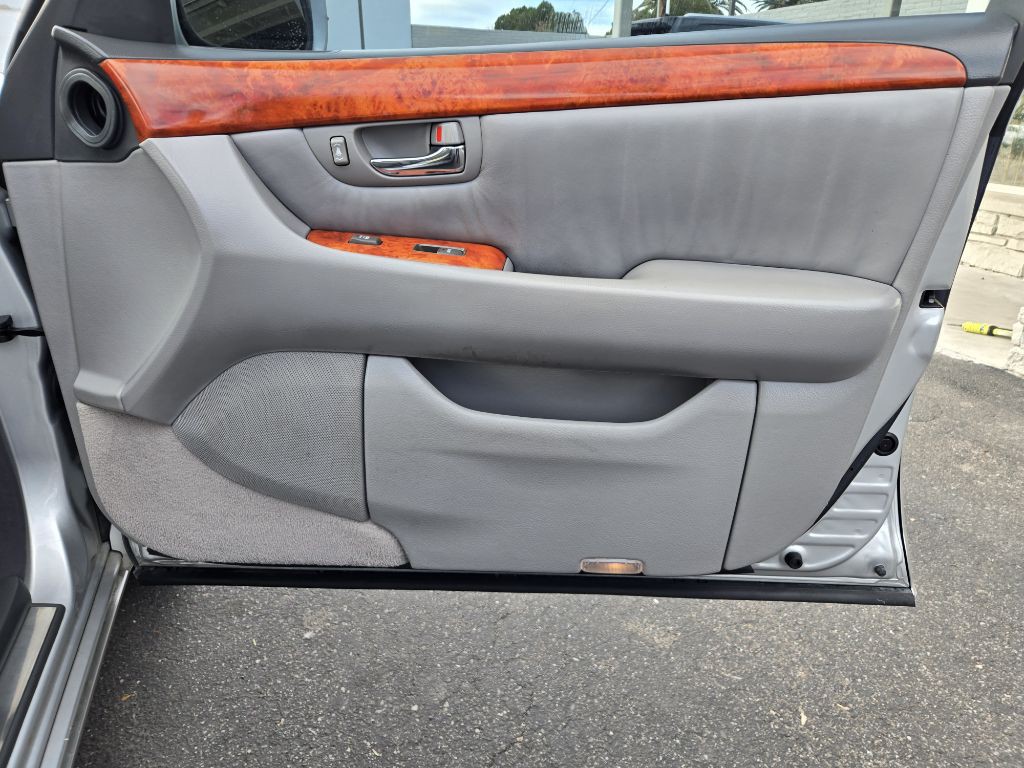 2005 Lexus LS Image 20