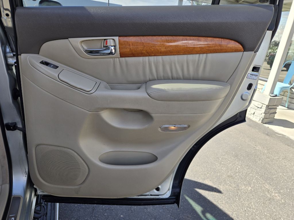 2004 Lexus GX Image 17