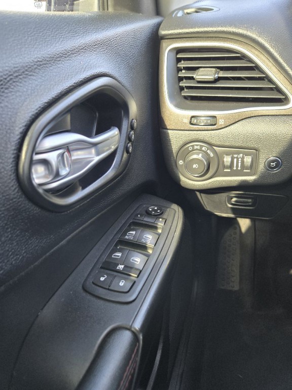 2019 Jeep Cherokee Image 24