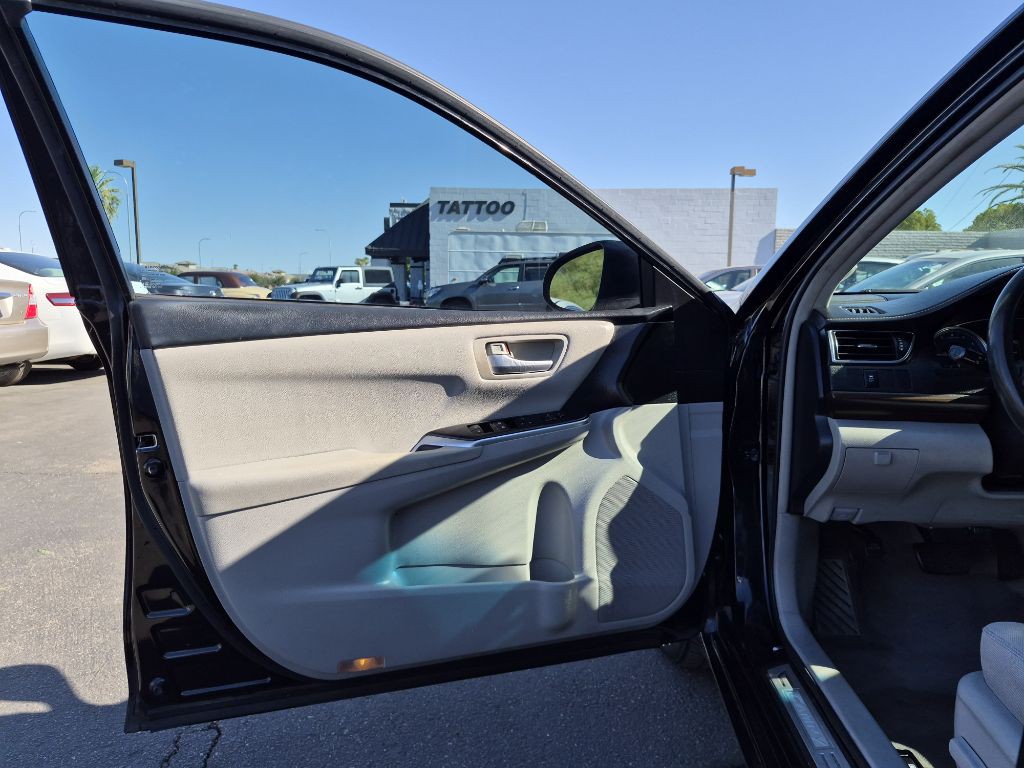 2017 Toyota Camry Image 10