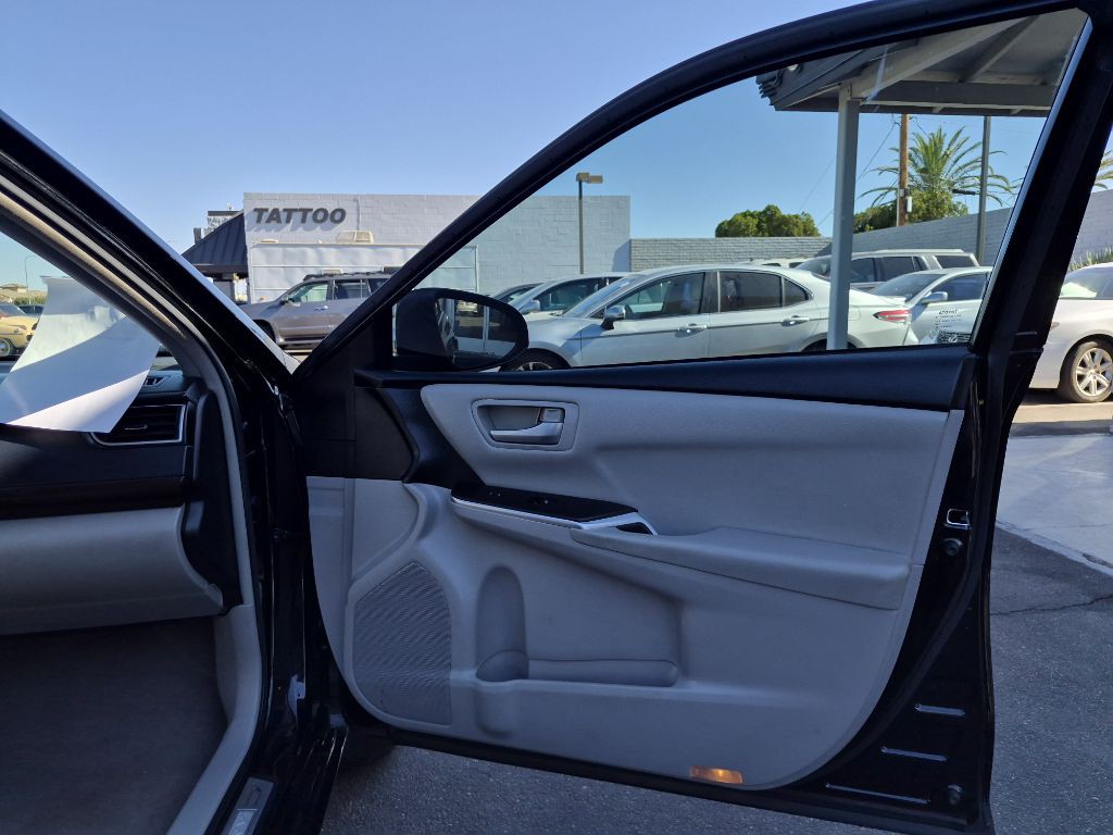 2017 Toyota Camry Image 15