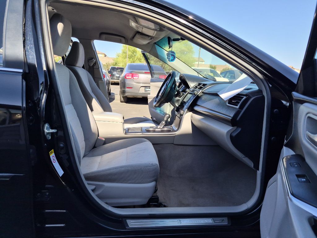 2017 Toyota Camry Image 16