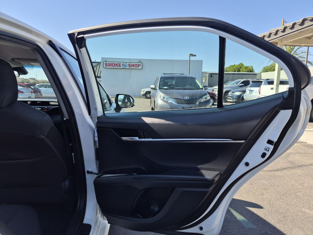 2019 Toyota Camry Image 16