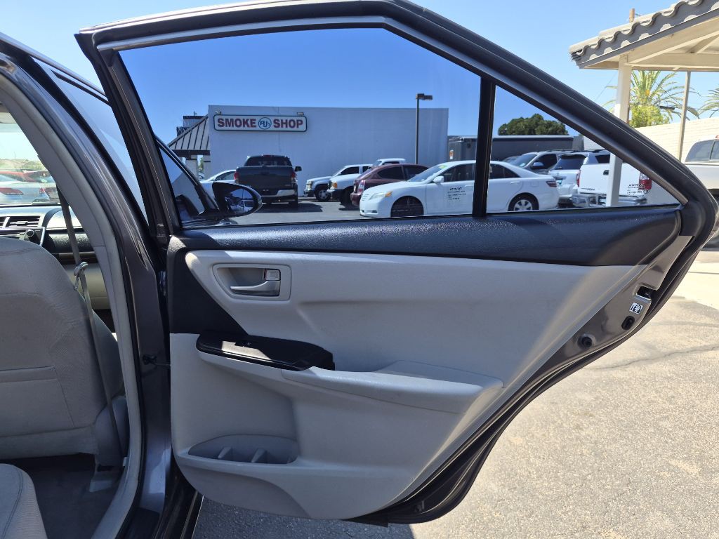2015 Toyota Camry Image 16