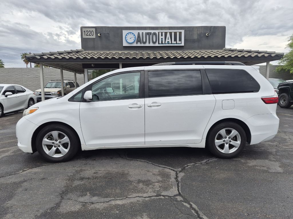 2015 Toyota Sienna Image 2